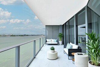 Building Photo - 700 NE 24th St