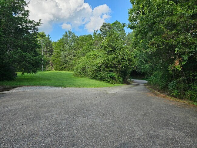 Building Photo - 2084 Dogtown Rd
