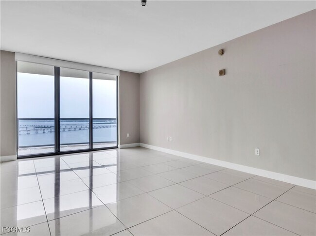 Building Photo - 3000 Oasis Grand Blvd