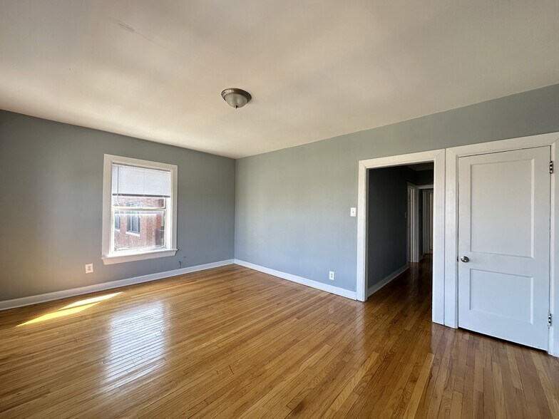 Building Photo - 5662 N Ridge Ave