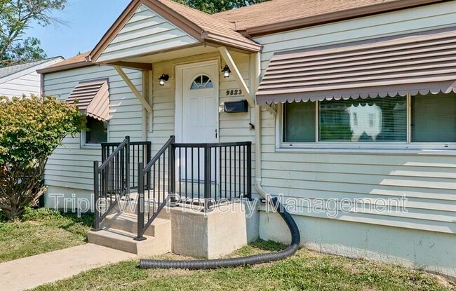 Building Photo - 9823 Meadowview Dr