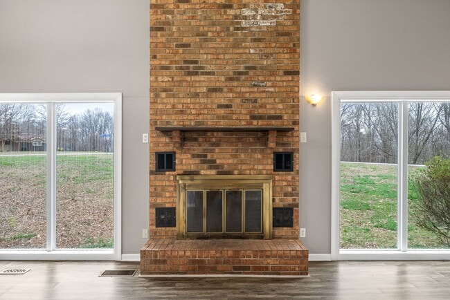 Building Photo - Lovely home on beautiful wooded corner lot