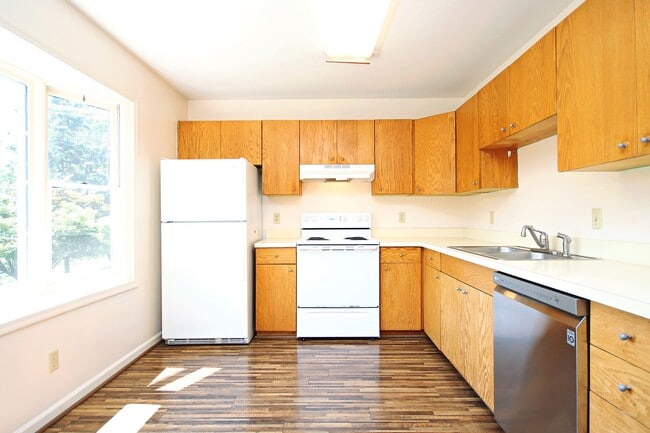 Building Photo - Brick Duplex With Convenient Rio Rd Location