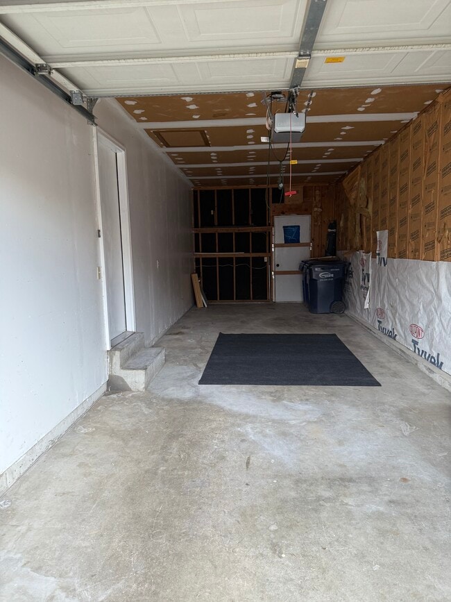 Building Photo - 611 Linda Ln