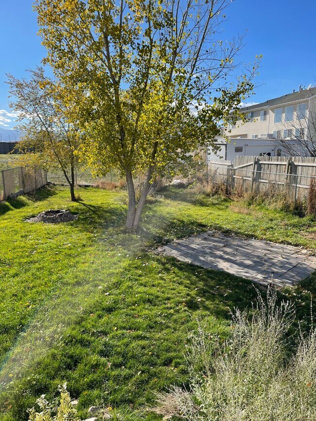 Building Photo - 3-Bedroom 1.5 Bath Twin-Home