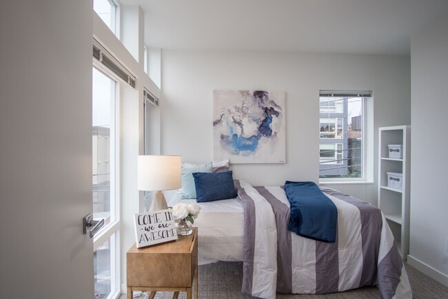 Building Photo - Modern 3BR/3.5BA Townhouse with Rooftop Views in Yesler Terrace