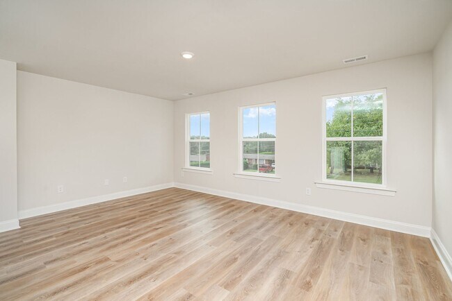 Building Photo - Beautiful 4BR 2.5BA Home w/ Full Appliance Kitchen • Garage Parking •