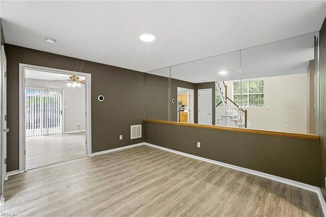 Building Photo - 716 Aylesbury Dr