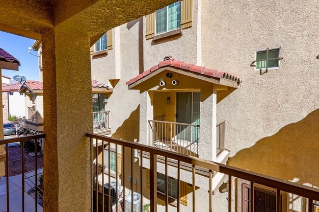 Building Photo - 4 Bed and 4 Bath Townhome In Gated North Las Vegas Community