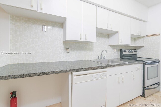 Building Photo - 915 8th St