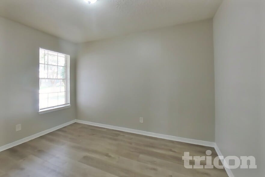 Building Photo - 4427 Oakside Dr