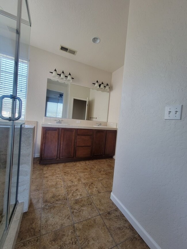 Building Photo - Beautiful 2 bedroom 2.5 bath home in Avalon Gated Community!!