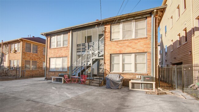 Building Photo - 401 W Clay St