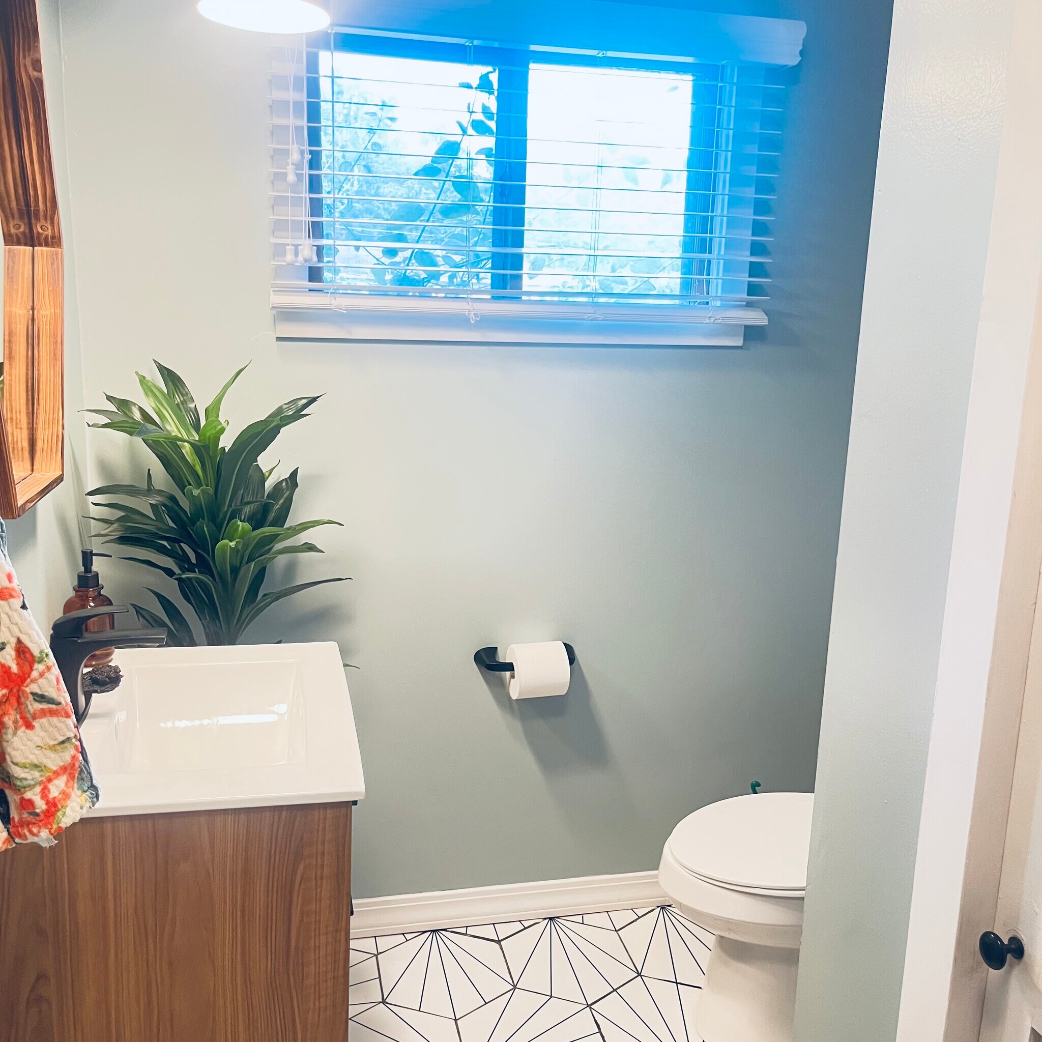 1/2 bath - 4515 Chatham Pl