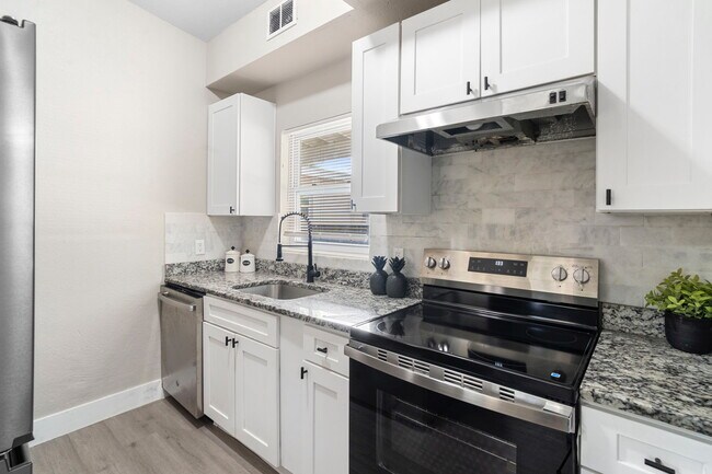 Building Photo - 6113 Hialeah St