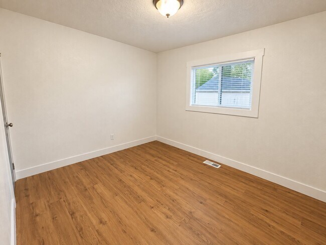 Building Photo - 458 E Lambourne Ave