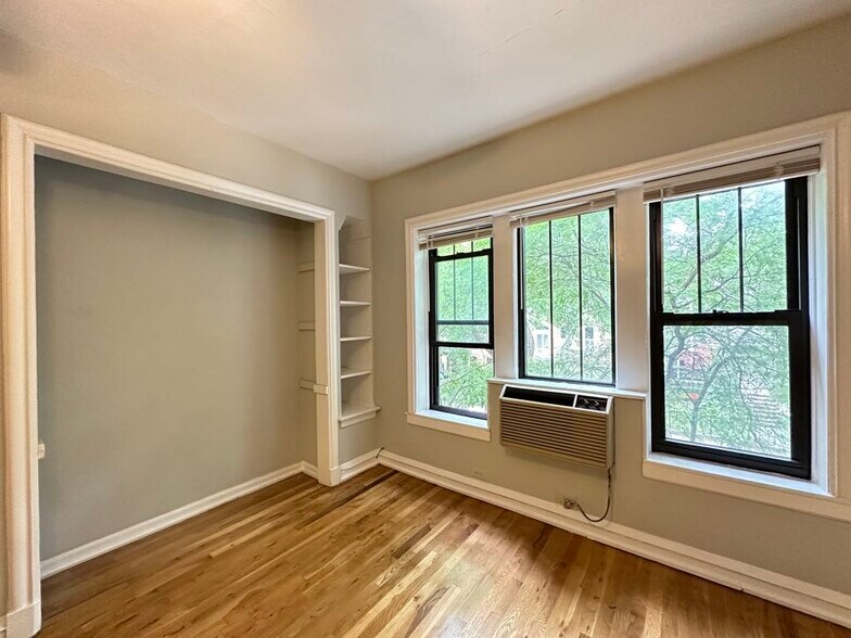 Building Photo - 823 W Wolfram St