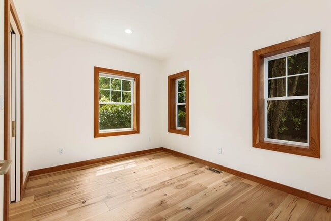 Building Photo - Updated 4 Bedroom North Capitol Hill Craftsman