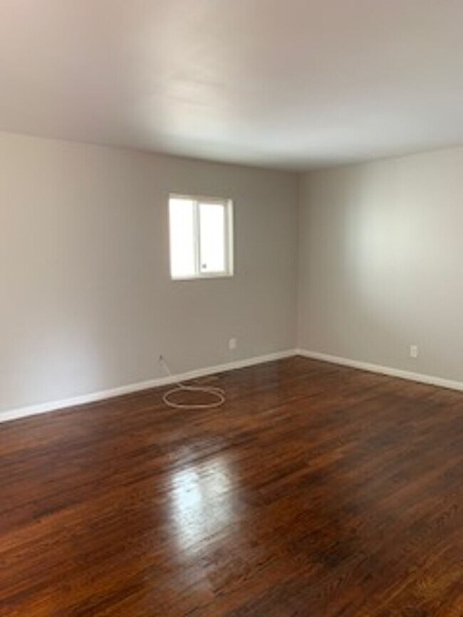 Building Photo - Three Bedroom Home Located Near Burdsal Pkwy and Riverside Dr