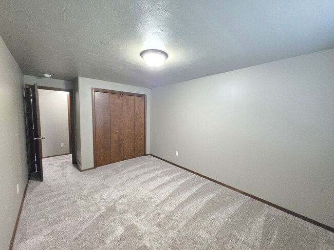 Building Photo - East Sioux Falls 4 Bed, 3 Bath Walkout Twi...