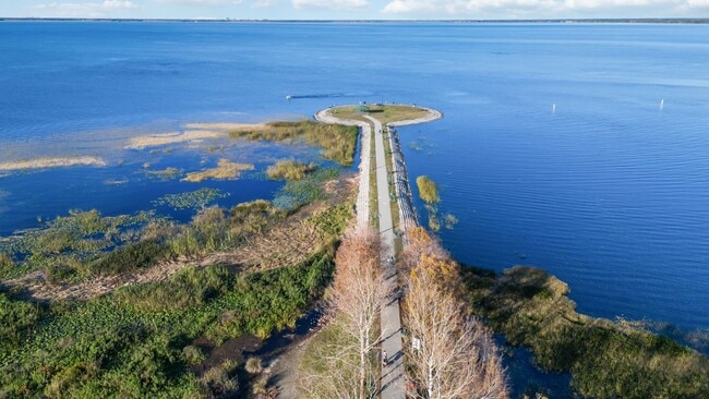 Building Photo - Charming 2/2 Spacious Home with/ 1 Car Garage in St. Cloud Close to the Lakefront Park