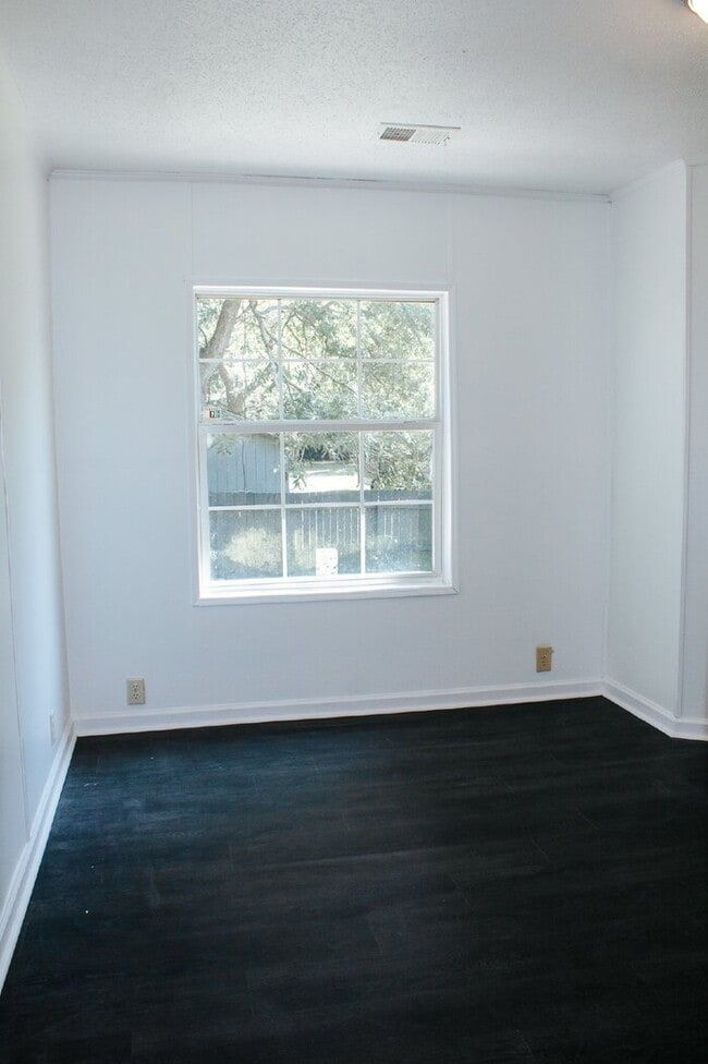 Building Photo - Spacious 4-Bed, 3-Bath Retreat on Greenhill Rd – 2000 Sq Ft of Charleston Charm!