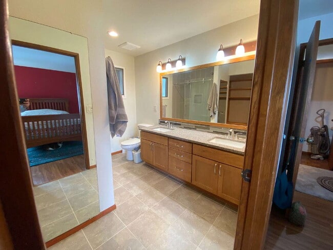 Building Photo - Breathtaking 2-Bed Condo Retreat with Spac...