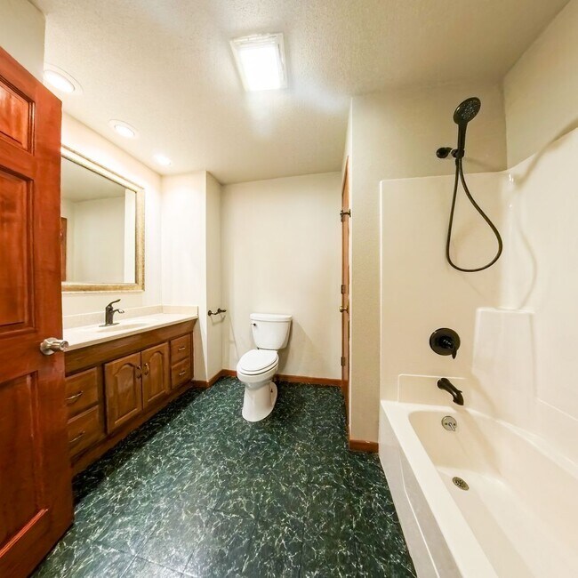 Building Photo - Newly updated 3 bedroom 2 bathroom home