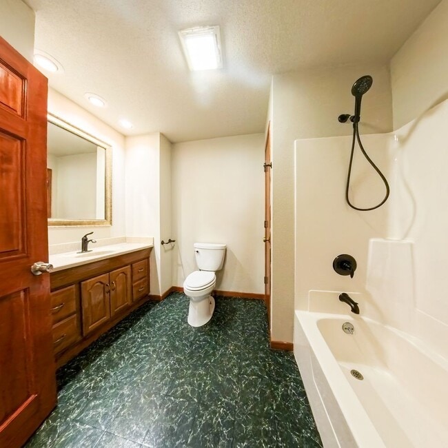 Building Photo - Newly updated 5 bedroom 2 bathroom home