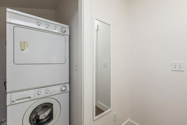 Building Photo - Charming 3 Bed Townhouse in Seattle