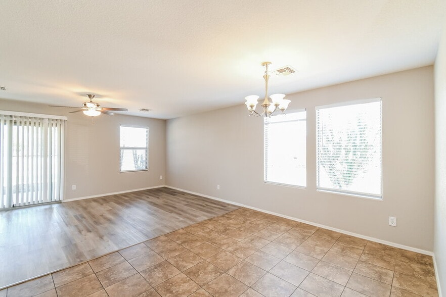 Building Photo - 1126 E Daniella Dr