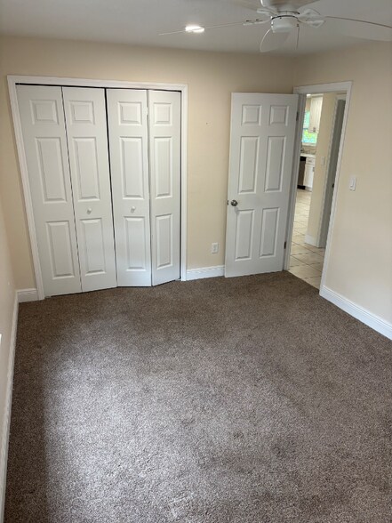 Building Photo - 240 W Gardenia Dr