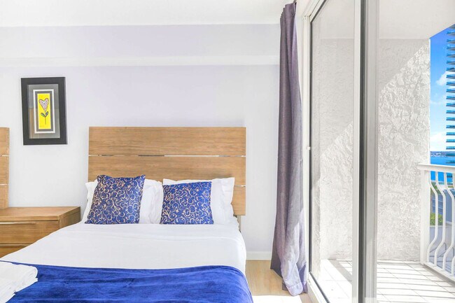 Building Photo - 1 SE 12th St