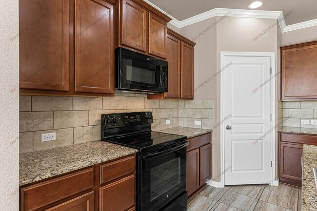 Building Photo - 3 Bedroom- 2 Bathroom in Hills of Westwood