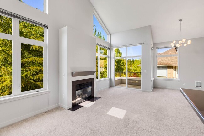 Building Photo - Kirkland Top Floor Large 1 BR+ 1 BA Condo with High Ceilings