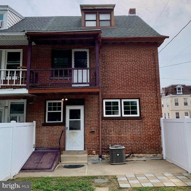 Building Photo - 126 N Reservoir St