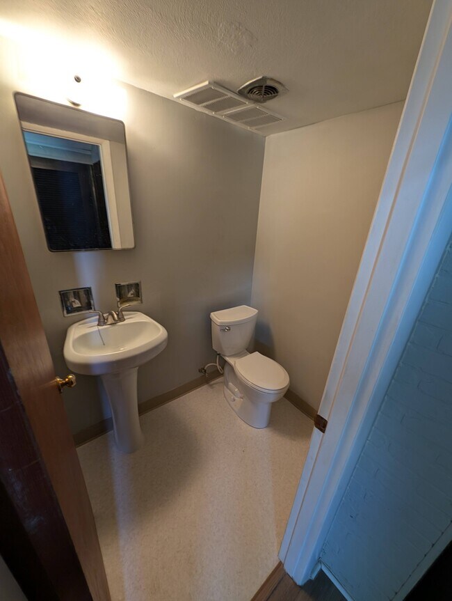 Lower Bath - 12025 Marwood Ln