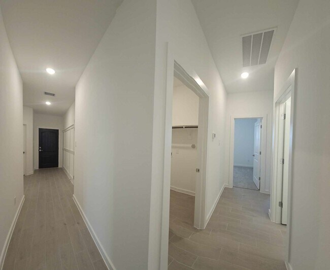 Building Photo - 8338 Bay Oaks Dr