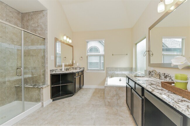 Building Photo - 446 N Live Oak St