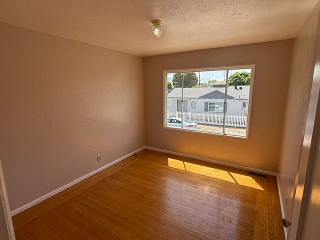 Building Photo - 3-Bedroom Single Family Home in Richmond Annex / El Cerrito Area