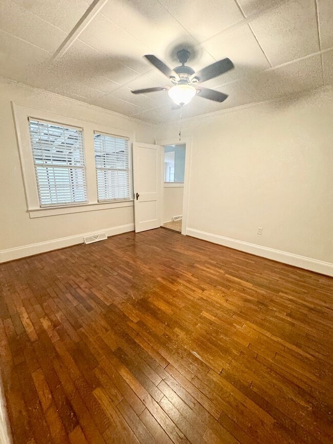 Building Photo - ADORABLE Downtown Cottage in Conway. Fantastic location and TONS of charm. Fenced in back yard!