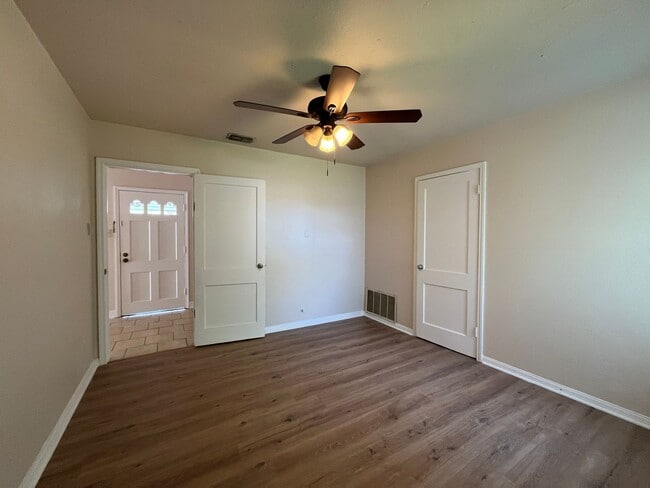 Building Photo - LINDALE PARK WITH EXTRA SQUARE FOOTAGE!!