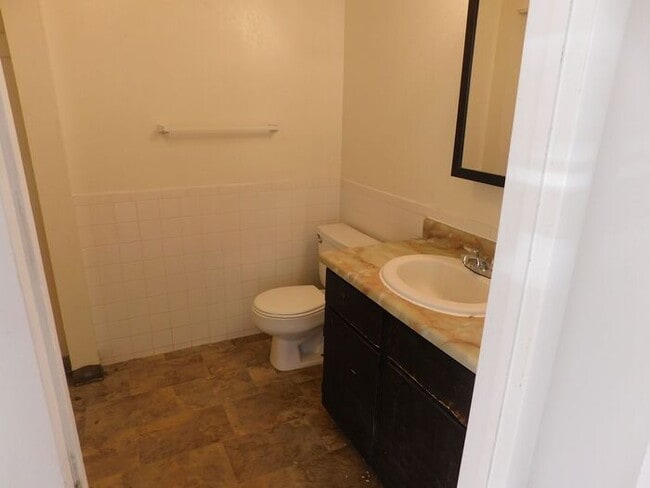 Building Photo - 3 Bed 2 Bath Townhome