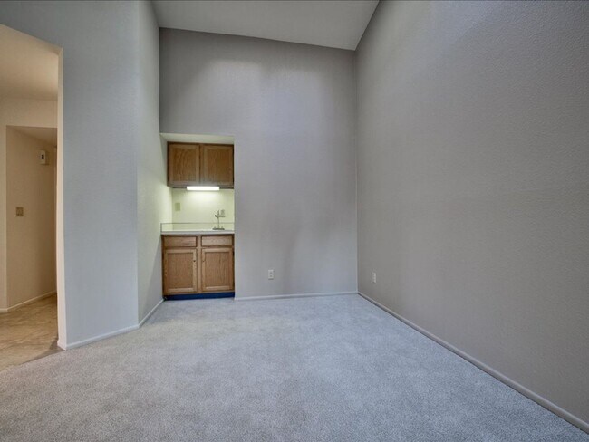 Building Photo - 3 Bedroom 2 Bathroom with Community Pool!!