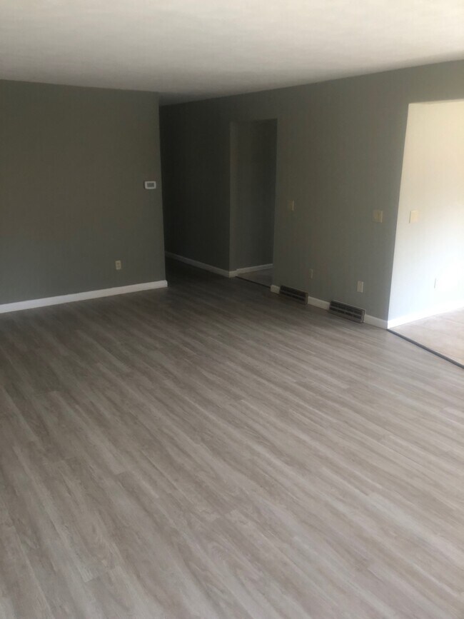 Building Photo - 163 Pine Grove Dr