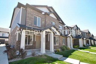 Building Photo - Beautiful End-Unit Townhome | Premium Location Near USU