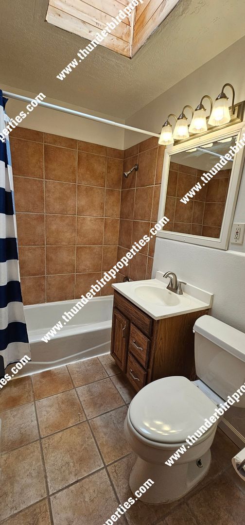 Building Photo - 2 miles from UNM cute 2 bedroom 1 bath