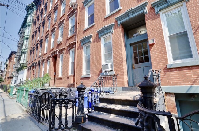 Building Photo - 931 Park Ave