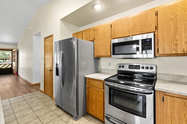 Building Photo - 103 E Miller Ct