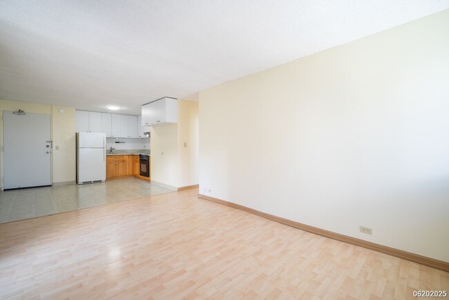 Building Photo - $2400 / 2 BD, 1 BA, 1 parking Condo in Hon...
